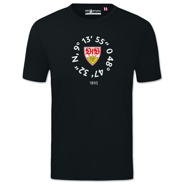 schwarzes T-Shirt mit VfB Wappen in der Mitte und den Koordinaten des Stadions 