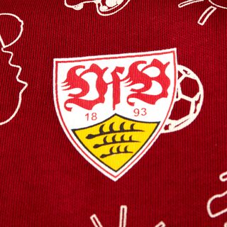 Nahaufnahme des VfB Wappens auf dem T-Shirt
