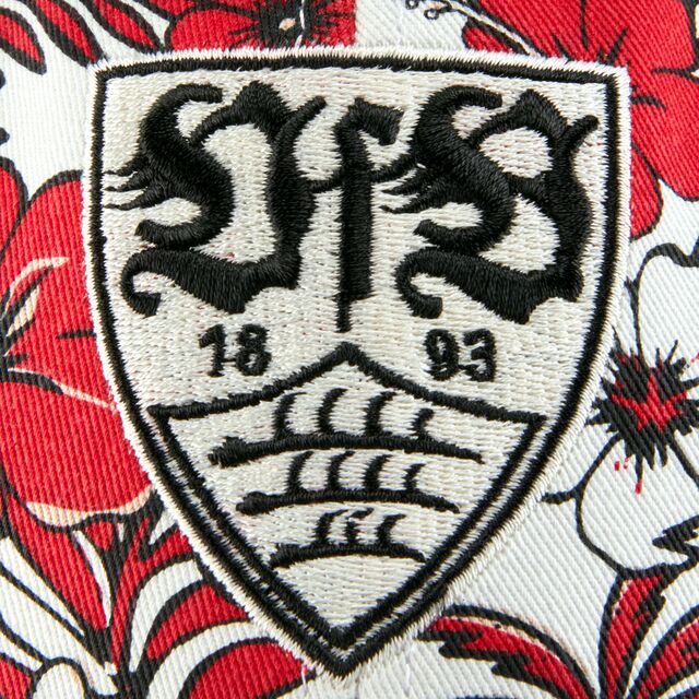 Nahaufnahme des VfB Wappens auf der Cap