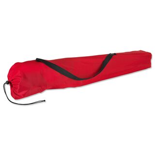 Längliche rote Verpackung eines Campingstuhls