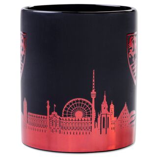 Schwarze Tasse mit Stuttgarter Skyline in rot gehalten und rotem VfB Wappen 
