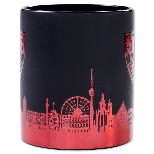 Schwarze Tasse mit Stuttgarter Skyline in rot gehalten und rotem VfB Wappen 
