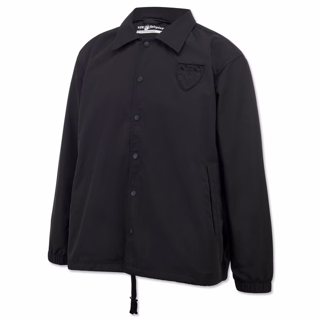 schwarze Jacke mit Knöpfen und Kragen sowie dem VfB Wappen auf der Brust
