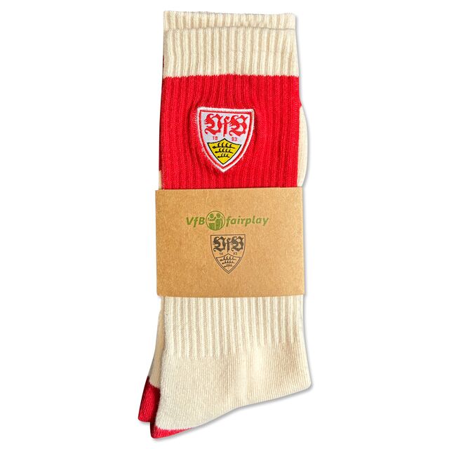 beige Socken mit roten Elementen und VfB Wappen in VfB Fairplay Verpackung