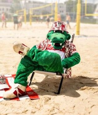 Fritzle liegt im Liegestuhl am Strand und trägt das Hemd Tropical 