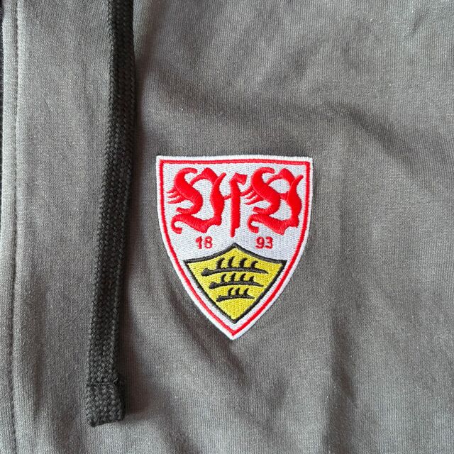 Nahaufnahme des VfB Wappens auf dem Hoodie