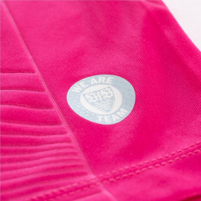 Nahaufnahme des silbernen, runden VfB Wappens mit dem Schriftzug We Are Team auf dem Torwarttrikot pink 25/26
