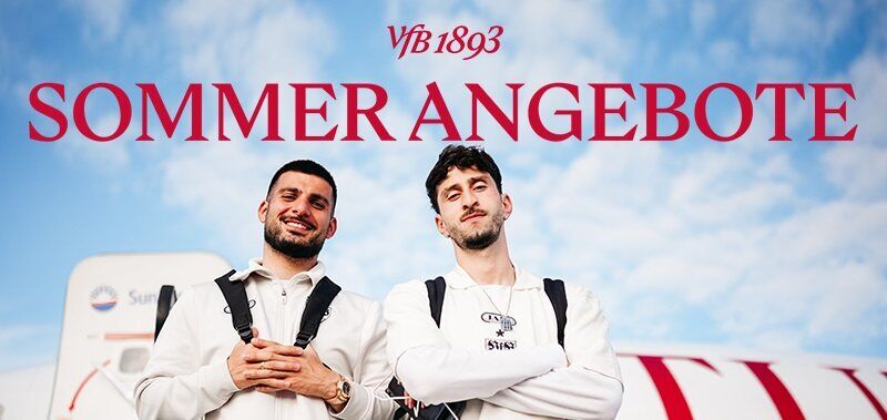 Deniz Undav und Atakan Karazor stehen vor einem Flugzeug. Bewerbung Sommer Angebote.