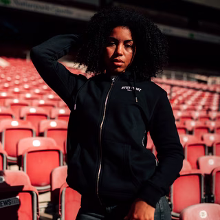 weibliches Model trägt die VfB Kleinigkeit Sweatjacke