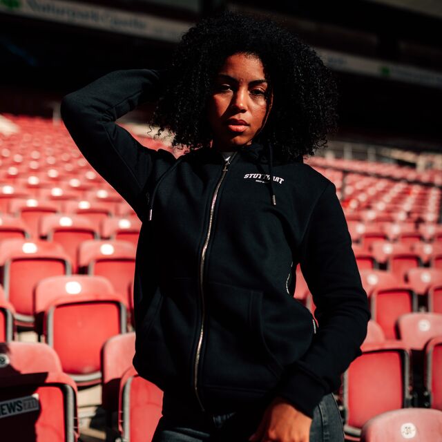 weibliches Model trägt die VfB Kleinigkeit Sweatjacke