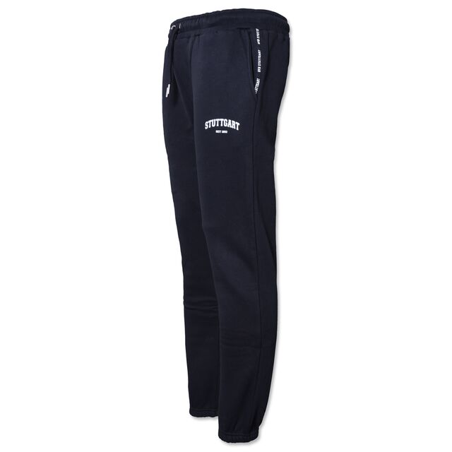 schwarze Jogginghose mit Bändern am Bund und weißer Aufschrift Stuttgart seit 1893
