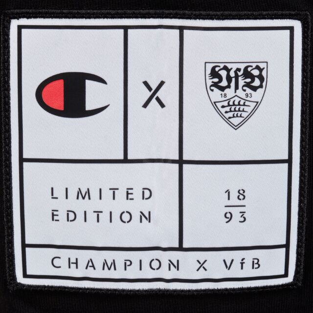 Nahaufnahme des Champion x VfB Logos auf dem T-Shirt