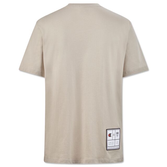 beigefarbene Rückseite des T-Shirts mit Champion x VfB Logo unten