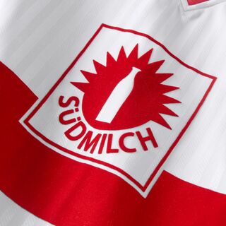 Nahaufnahme des Südmilch Logos auf dem Trikot