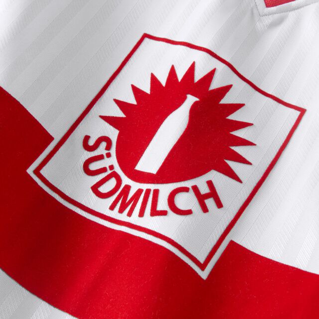 Nahaufnahme des Südmilch Logos auf dem Trikot