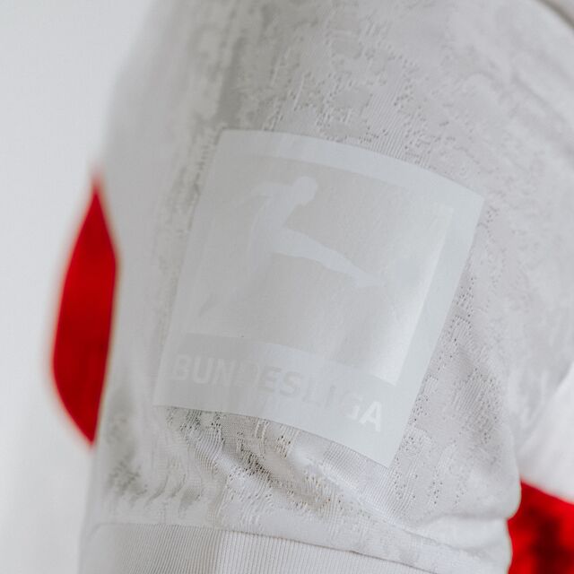 Nahaufnahme des weißen Ärmel Badges auf dem VfB Sondertrikot 100 Jahre Brustring