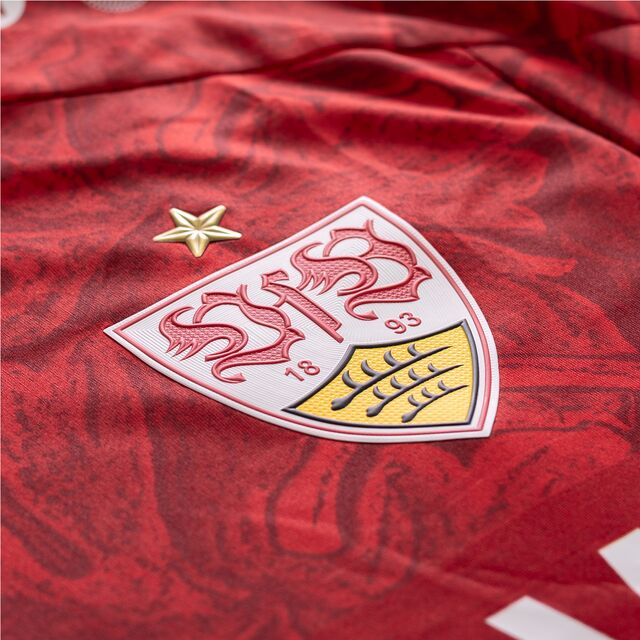 Nahaufnahme des VfB Wappens auf dem VfB Auswärtstrikot rot 25/26