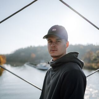 Mann trägt die VfB Kleinigkeit Cap und schaut in die Kamera