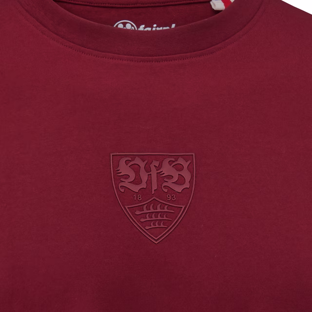Nahaufnahme des VfB Wappens auf dem T-Shirt