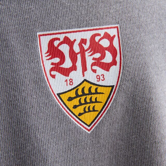 Nahaufnahme des VfB Wappens auf dem VfB Kids T-Shirt Fußball Fritzle