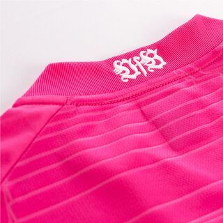 Nahaufnahme der Rückseite des Kragens des VfB Torwarttrikots pink 25/26 mit weißem VfB Schriftzug