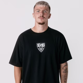 Vorderseite T-Shirt mit VfB Wappen in der Mitte, getragen von Finn Jeltsch 