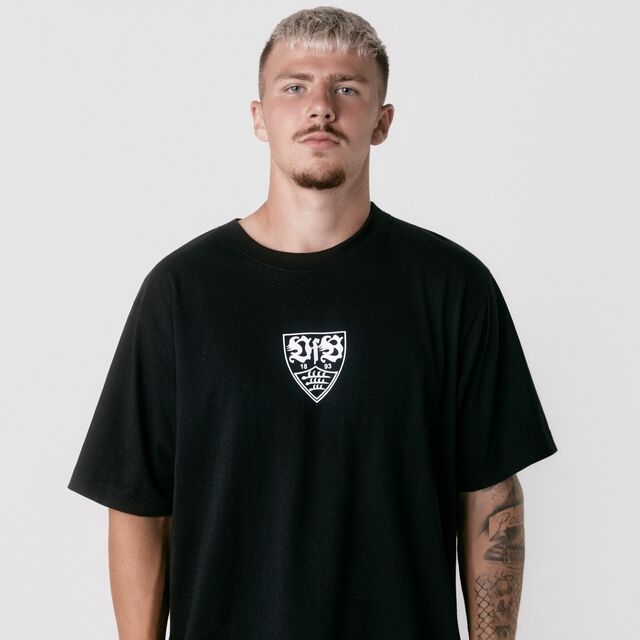 Vorderseite T-Shirt mit VfB Wappen in der Mitte, getragen von Finn Jeltsch 