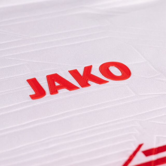 Nahaufnahme des JAKO Schriftzugs auf dem Heimtrikot 25/26