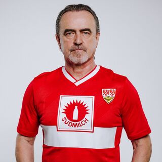Günther Schäfer trägt das VfB Retro Shirt 1987-89 Auswärts 