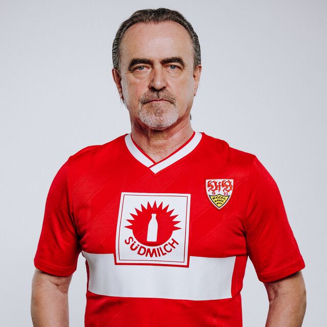 Günther Schäfer trägt das VfB Retro Shirt 1987-89 Auswärts 