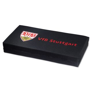 schwarzes, zusammengeklapptes Sitzkissen mit VfB Wappen und roter Aufschrift VfB Stuttgart