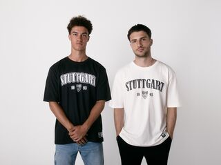 zwei Personen tragen das VfB T-Shirt Stuttgart oversized in Weiß und Schwarz