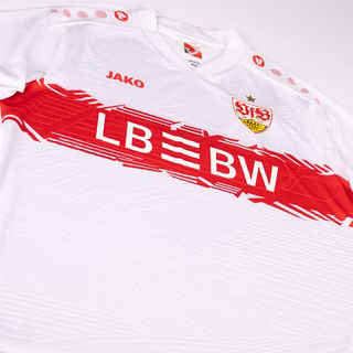 weißes Trikot mit roten Elementen, Stäffele Muster, VfB Wappen und LBBW im Brustring