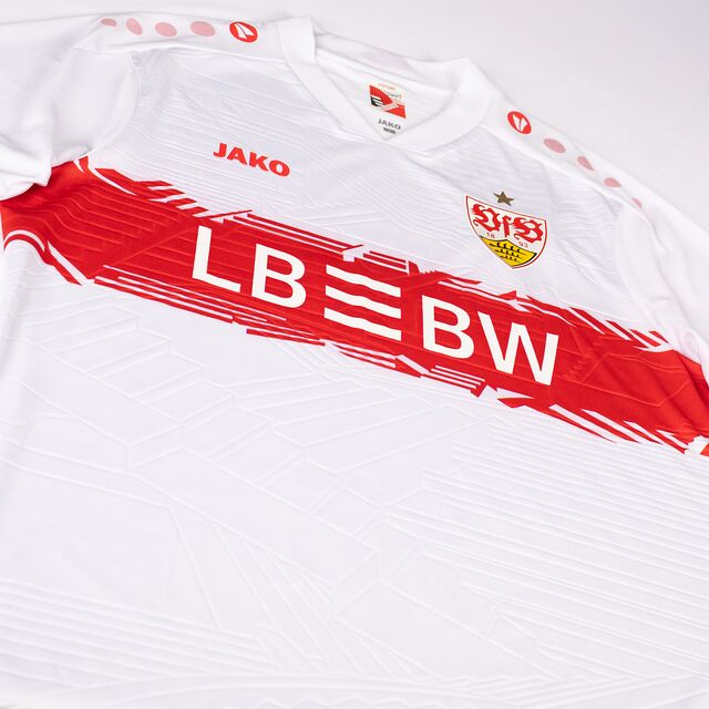 weißes Trikot mit roten Elementen, Stäffele Muster, VfB Wappen und LBBW im Brustring