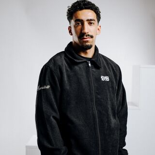 Tiago Thomas trägt die VfB Coach Jacke Clubhouse Kollektion 