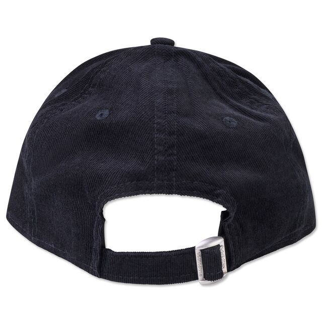 schwarze Rückseite der Kappe mit Schnalle zur Größeneinstellung