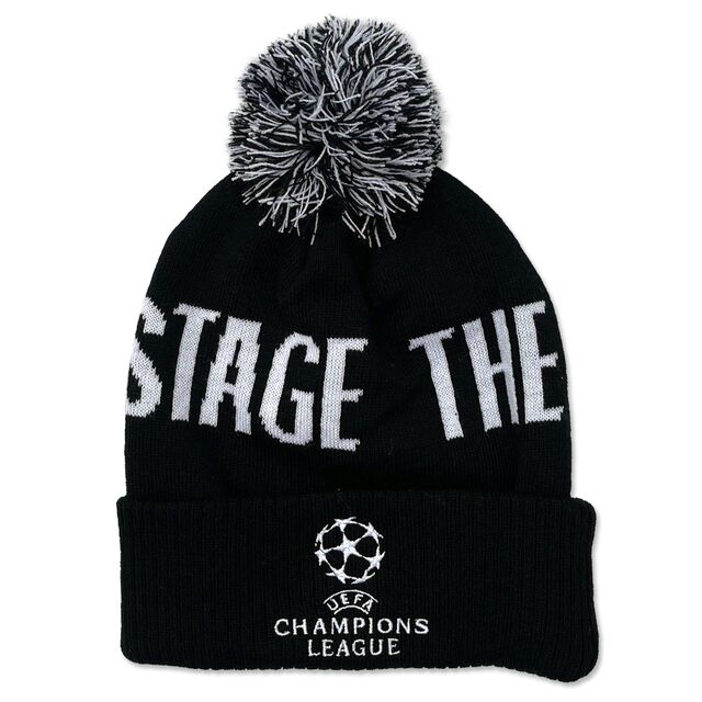 schwarze Bommelmütze mit weißem Champions League Logo und der weißen Ausspricht The Ultimate Stage