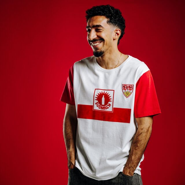 Tiago Tomás trägt das VfB T-Shirt Südmilch