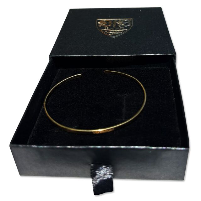 goldener Armreif in schwarzer Geschenkbox mit VfB Wappen