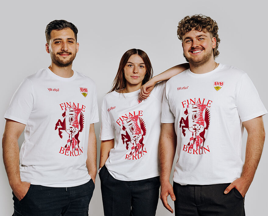 Personen tragen das VfB DFB-Pokal Final T-Shirt 