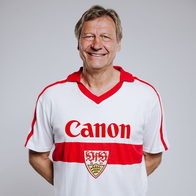 Guido Buchwald trägt das VfB Retro Trikot 1981