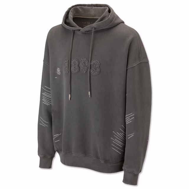 grauer Hoodie mit Bändeln, Aufschrift 1893 auf der Brust und vereinzelten weißen Streifen
