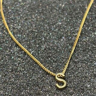 goldene Kette mit Buchstabe "S"