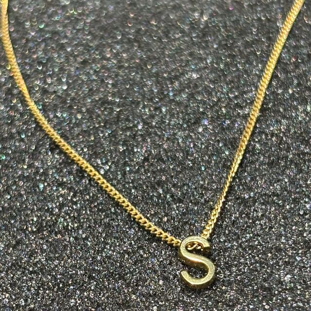 goldene Kette mit Buchstabe "S"