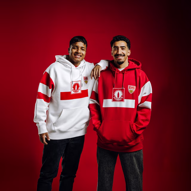 Tiago Tomas und Jeremy Arevalo tragen die Hoodies der VfB Retro Kollektion 