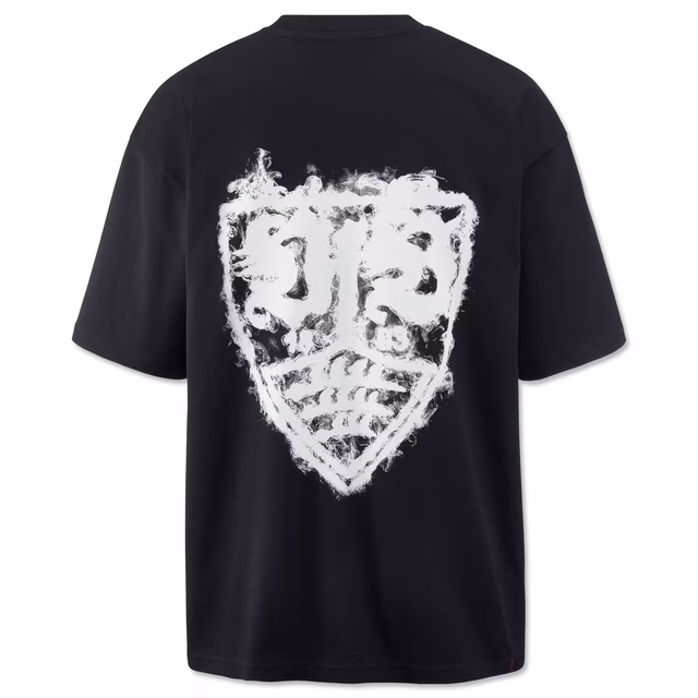 schwarze Rückseite des T-Shirts mit großem weißen, verwaschenen VfB Wappen