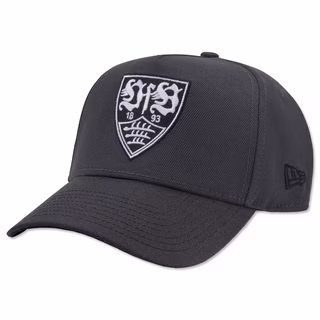 Schwarze Kappe mit schwarz-weißem VfB Wappen in der Mitte 