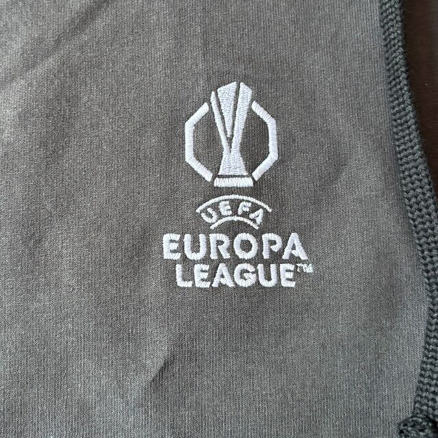 Nahaufnahme des Europa League Logos auf dem Hoodie