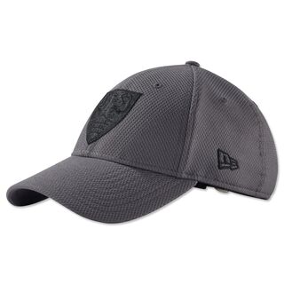 schwarze Kappe mit schwarzem VfB Wappen auf der Vorderseite und New Era Logo an der Seite