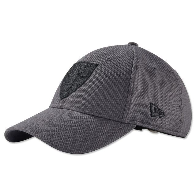 schwarze Kappe mit schwarzem VfB Wappen auf der Vorderseite und New Era Logo an der Seite